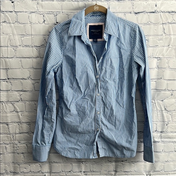 American Eagle Outfitters woman’s  Blue Striped‎ button up top size 4 - Picture 1 of 3